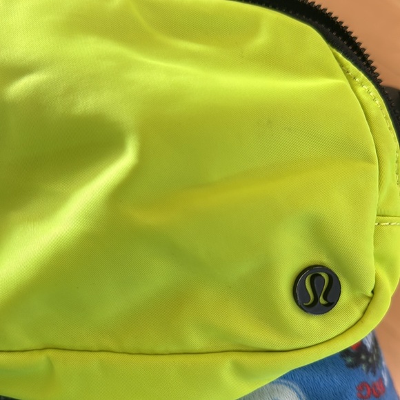 lululemon athletica Neon Green Belt Bag - Picture 2 of 6